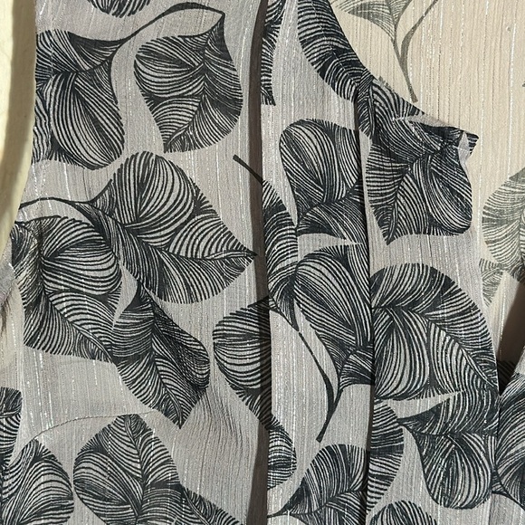 Banana Republic Women's Sleeveless V-Neck Grey/Blk/Metallic Leaf Blouse Size M - Picture 2 of 9